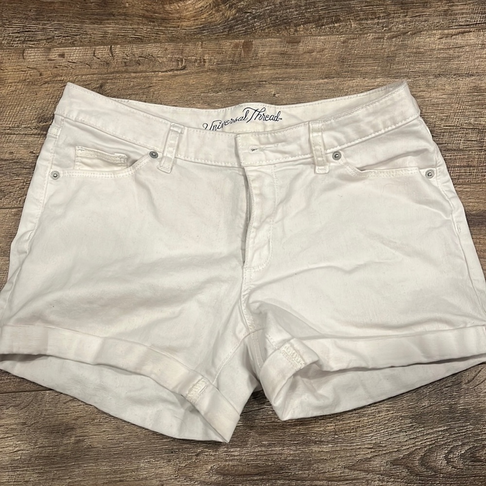 White jean shorts. Size: 6/28R